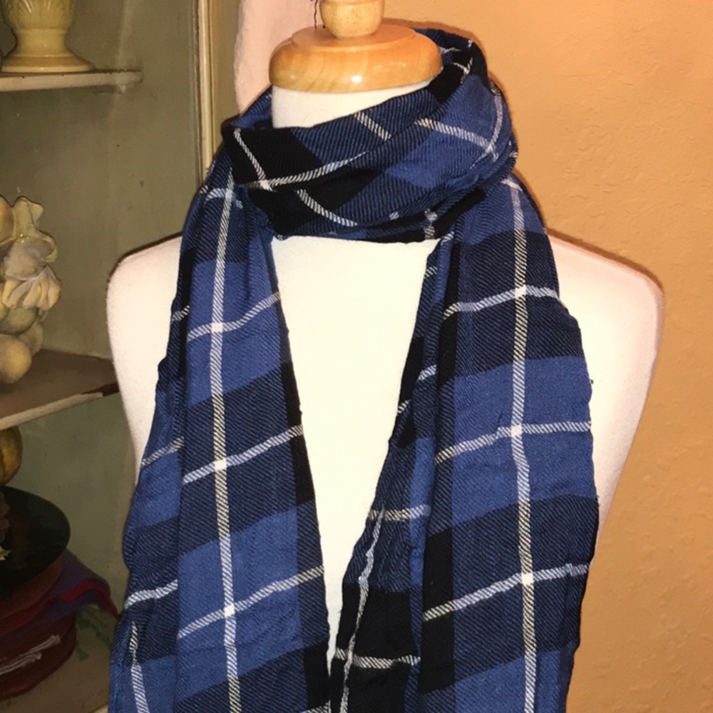2 Scarfs
